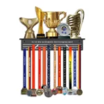 Trophäenhalter aus Metall mit motivierender Aufschrift