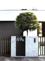 Metalltafel mit Straßennamen und Hausnummer