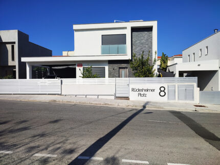 moderne Metall-Hausnummer