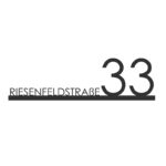 Eine moderne Tafel mit dem Namen und der Hausnummer