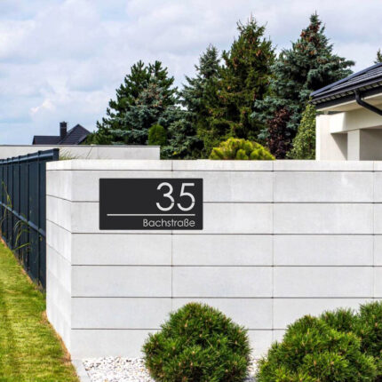 Hochwertiges Hausnummernschild von RG art design - das Modell verfügt über eine ansprechende Pulverbeschichtung in Schwarz