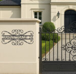 rustikales Adressschild mit Hausnummer