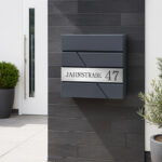 Moderner Briefkasten mit Hausnummer und Fach für Zeitungen